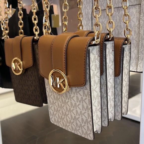 Michael Kors Carmen Small Logo Smartphone Crossbody Bag
Vanilla - Picture 4 of 16